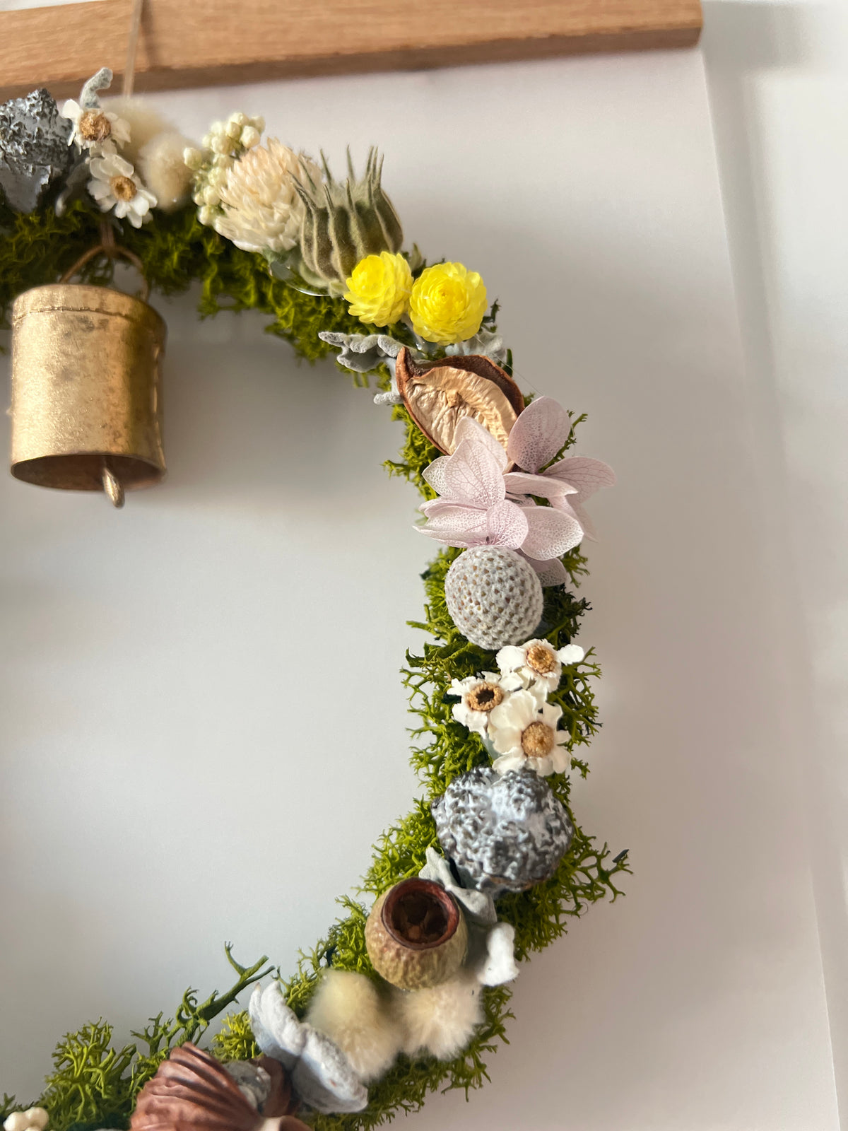 Runder Kranz aus Trockenblumen & stabilisiertem Moos mit Beeren, Kapseln & handgefertigter Glocke