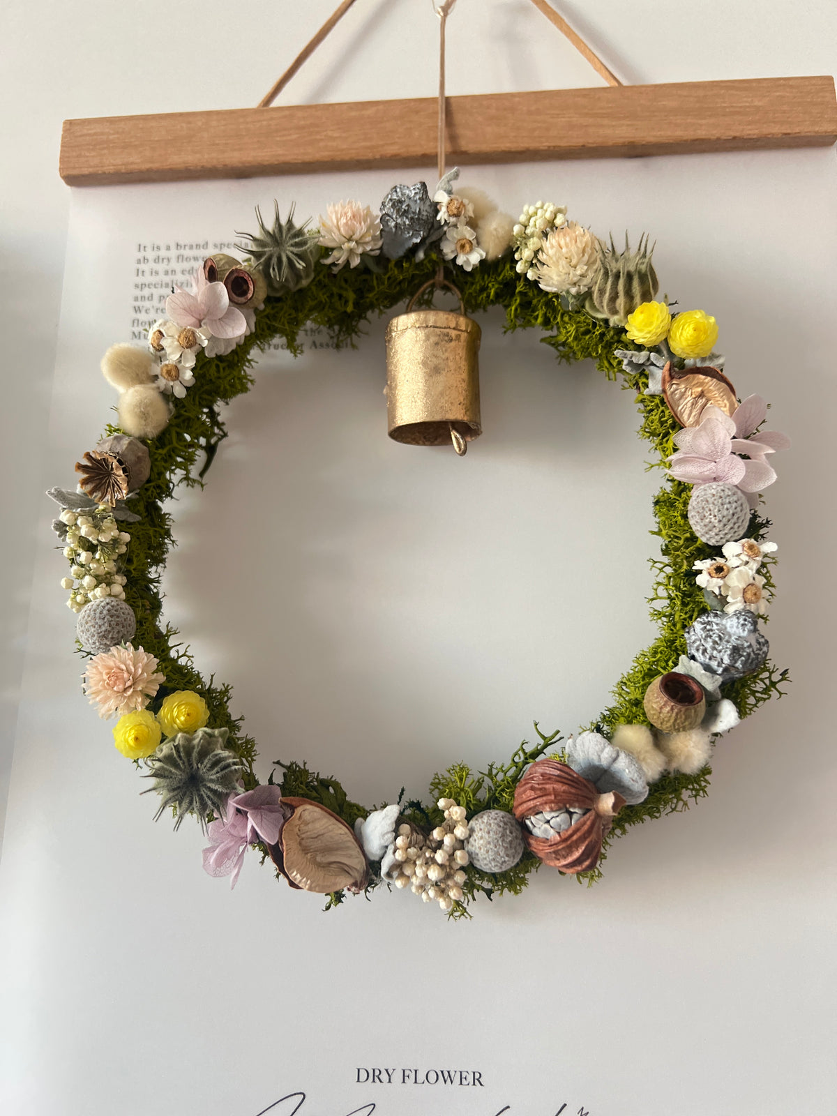 Runder Kranz aus Trockenblumen & stabilisiertem Moos mit Beeren, Kapseln & handgefertigter Glocke