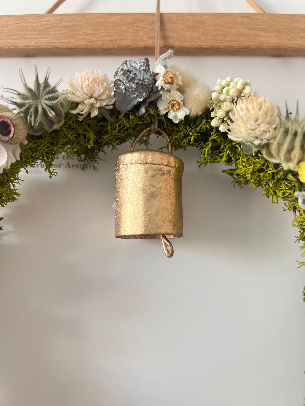 Runder Kranz aus Trockenblumen & stabilisiertem Moos mit Beeren, Kapseln & handgefertigter Glocke