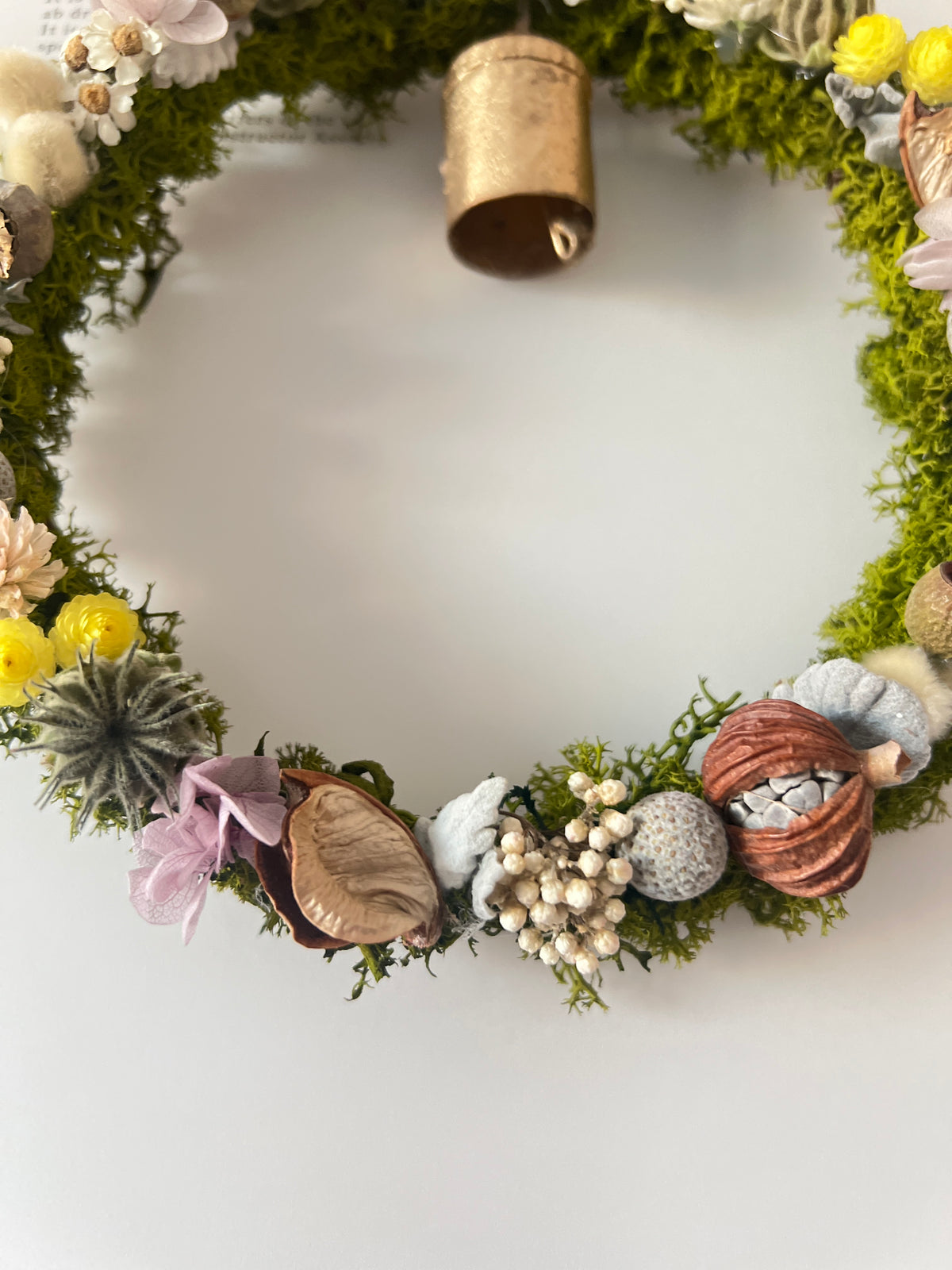 Runder Kranz aus Trockenblumen & stabilisiertem Moos mit Beeren, Kapseln & handgefertigter Glocke