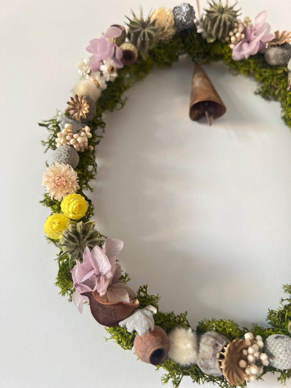 Ovaler Kranz aus Trockenblumen & stabilisiertem Moos mit Beeren, Kapseln & handgefertigter Glocke