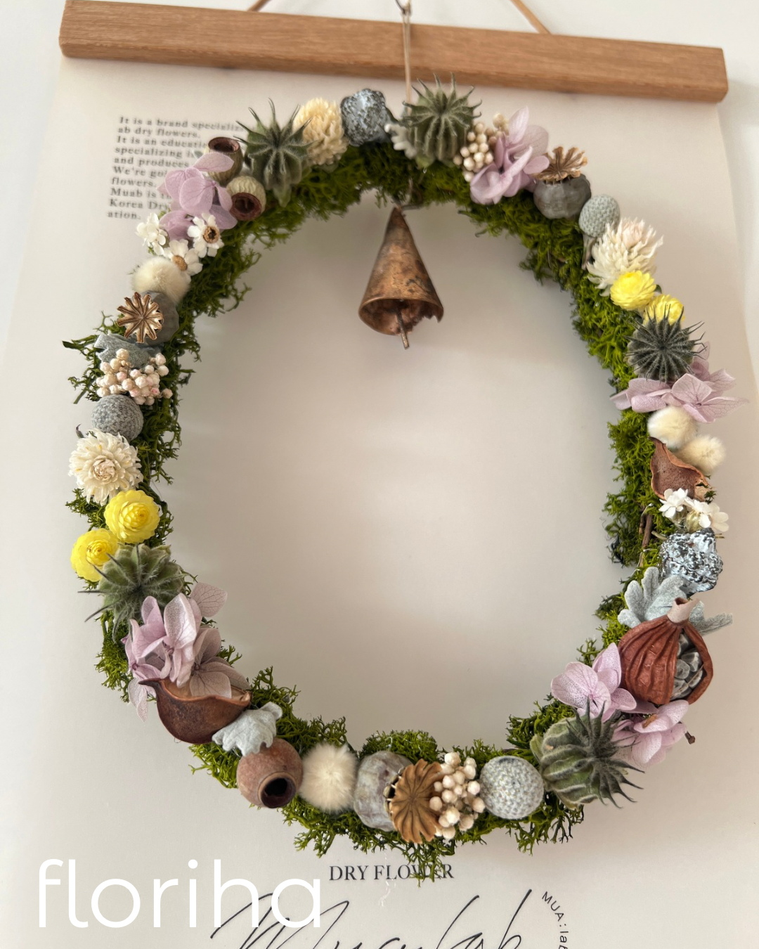 Ovaler Kranz aus Trockenblumen & stabilisiertem Moos mit Beeren, Kapseln & handgefertigter Glocke